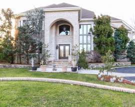 87 Lakeshore Drive